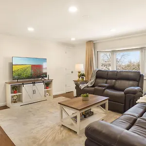 The Mod Pad! 15 Min From Airport, Free Parking! Apartment