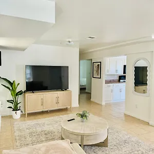 Cozy Evergreen By Airport Apartment